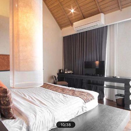 Tapae Gate Villa Chiang Mai Bagian luar foto